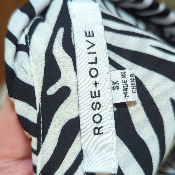 Rose & Olive Black/White Button Up 3/4 Sleeve Zebra Pattern Blouse Sz 3X - Picture 6 of 8